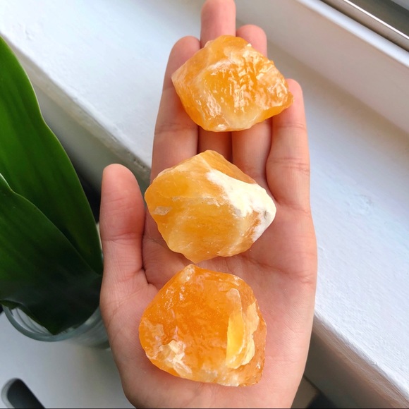 1pc • Raw Orange Calcite Stone - Picture 2 of 3